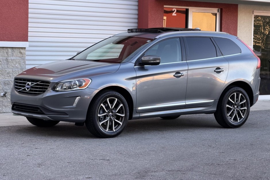 2016 Volvo XC60 sold at auction for $8,200
