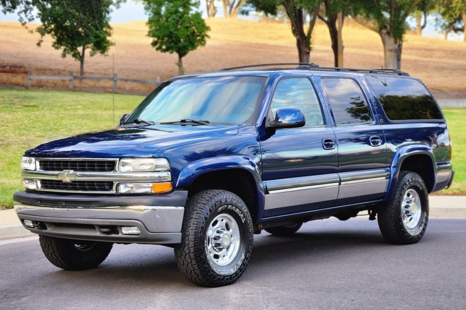 2001 Chevrolet Suburban sold at auction for $23,250