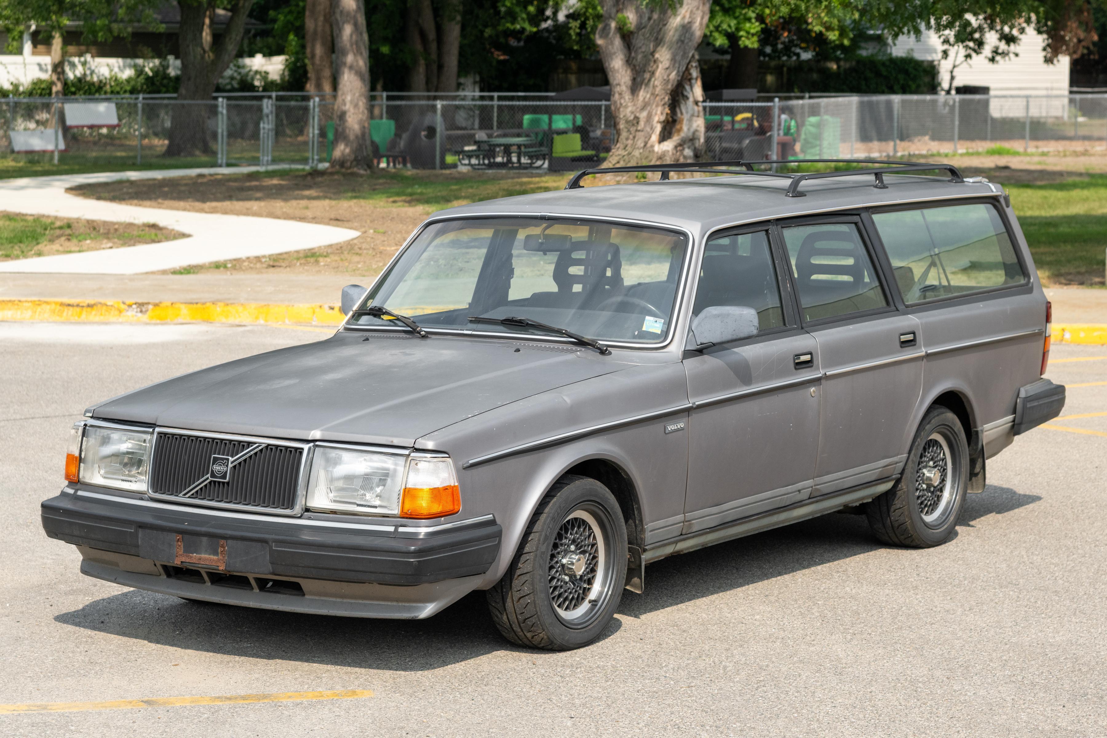 1990 Volvo 240 Series sold at auction for $5,555