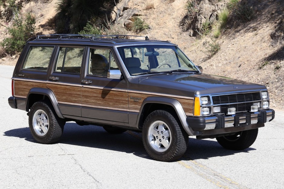 1987 Jeep Wagoneer/Grand Wagoneer (1963–1991) sold at auction for $22,250