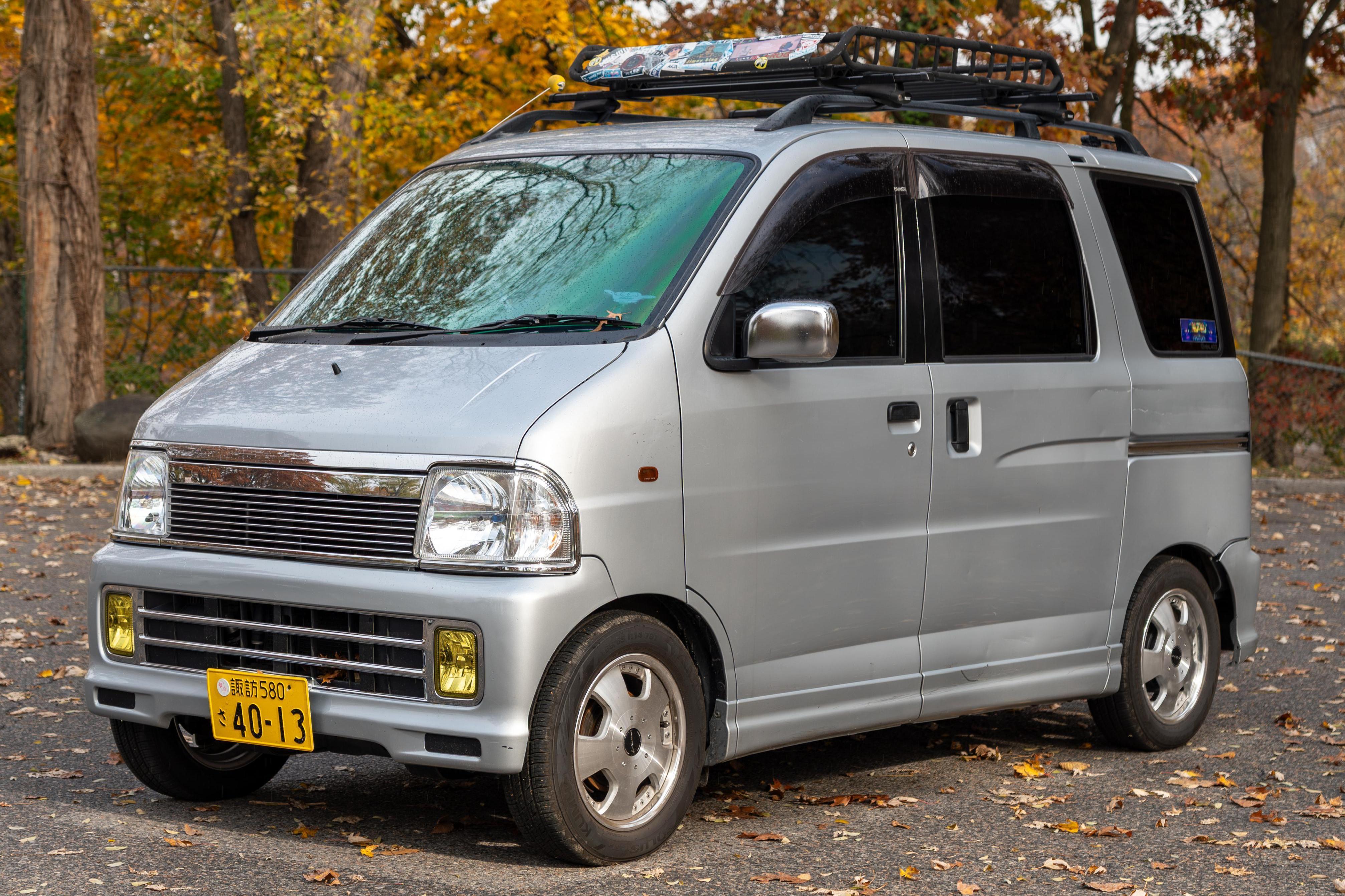 1999 Daihatsu Atrai sold at auction for $6,500