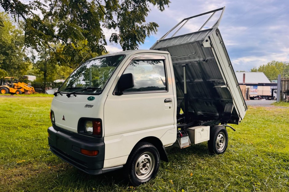 1996 Mitsubishi Minicab sold at auction for $8,300