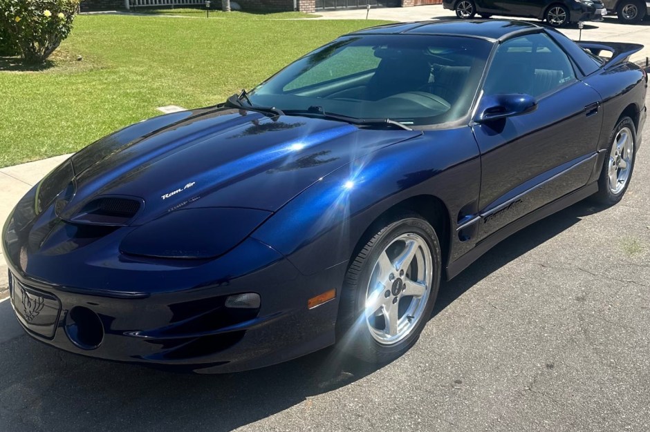 2001 Pontiac Firebird sold at auction for $16,500