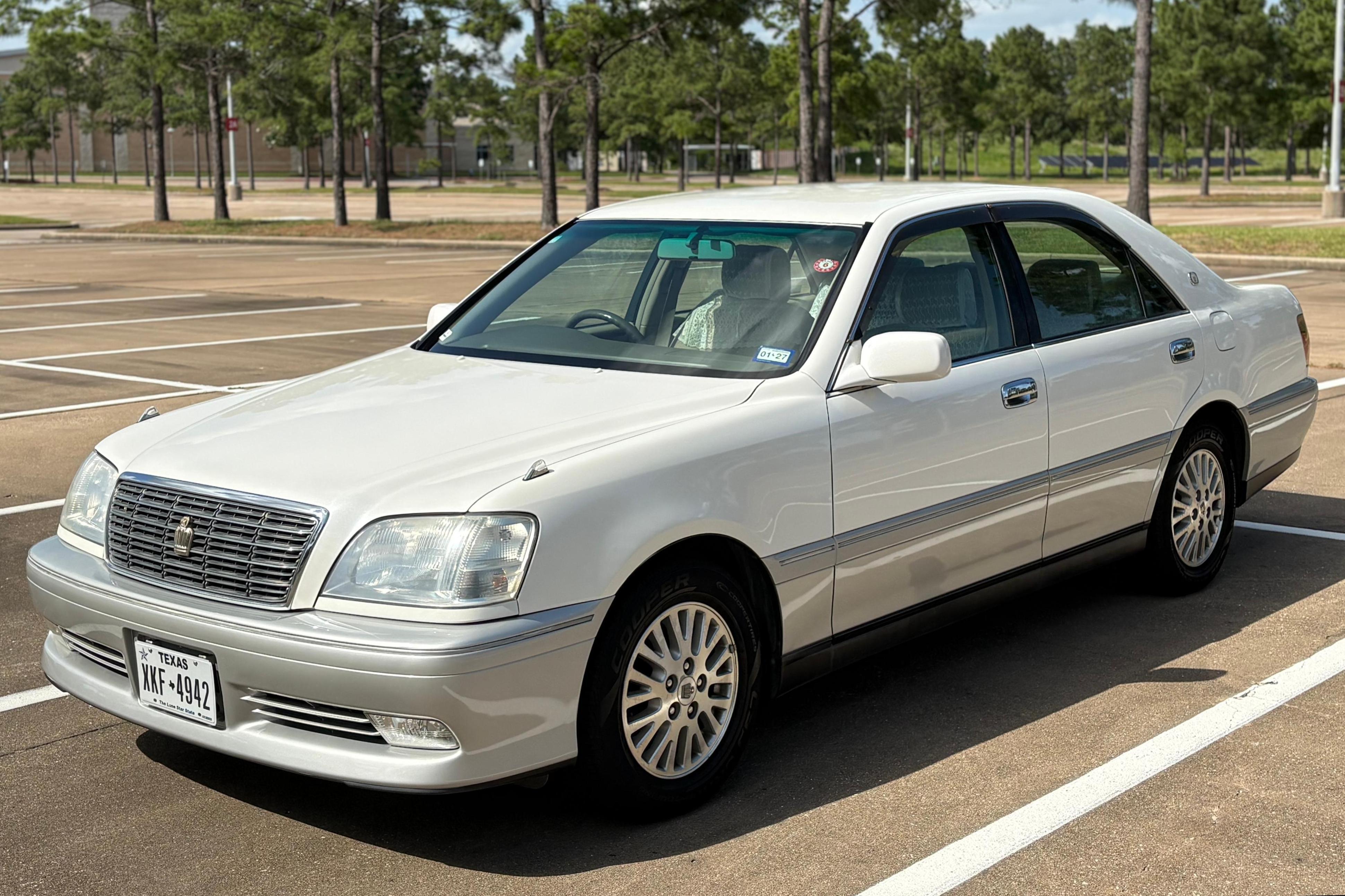 2000 Toyota Crown sold at auction for $7,999