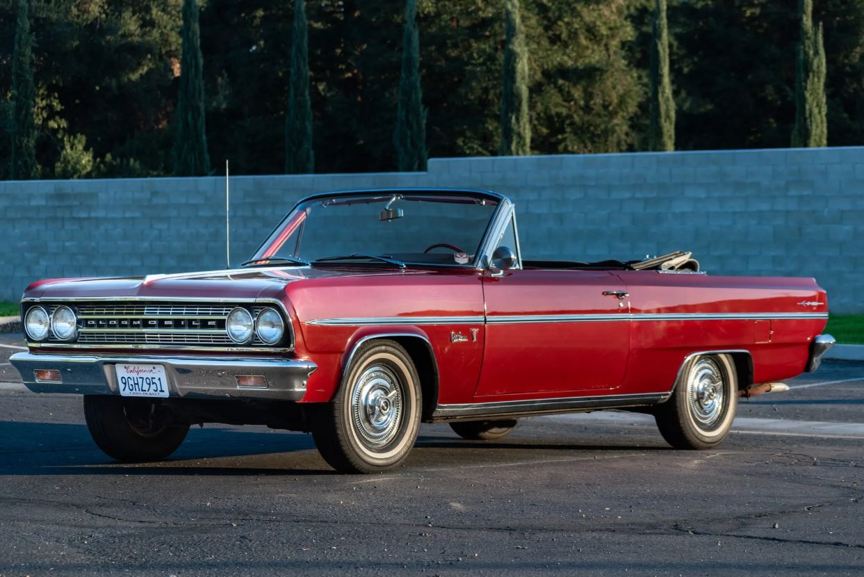 1963 Oldsmobile F-85 sold at auction for $15,000