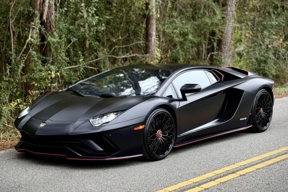 2018 Lamborghini Aventador sold at auction for $265,000