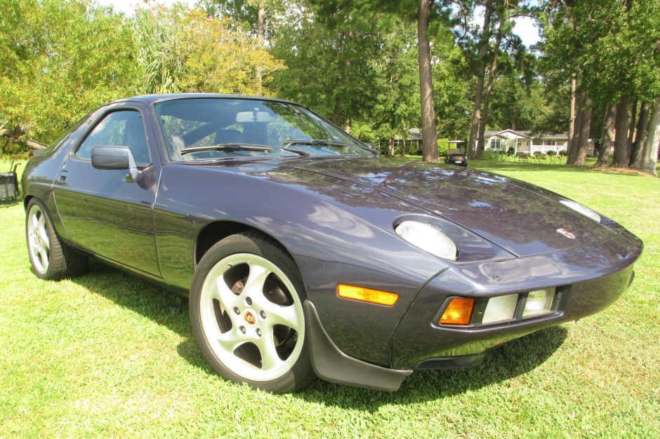 1985 Porsche 928 sold at auction for $9,500