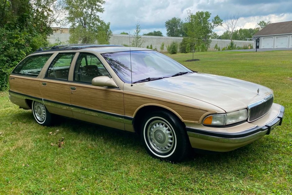 1996 Buick Roadmaster sold at auction for $9,100