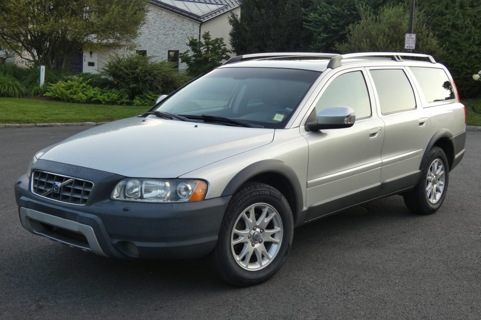 2007 Volvo XC70 sold at auction for $11,000