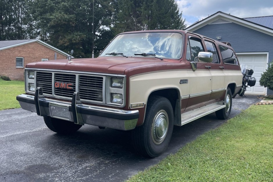 1986 GMC Suburban sold at auction for $2,279