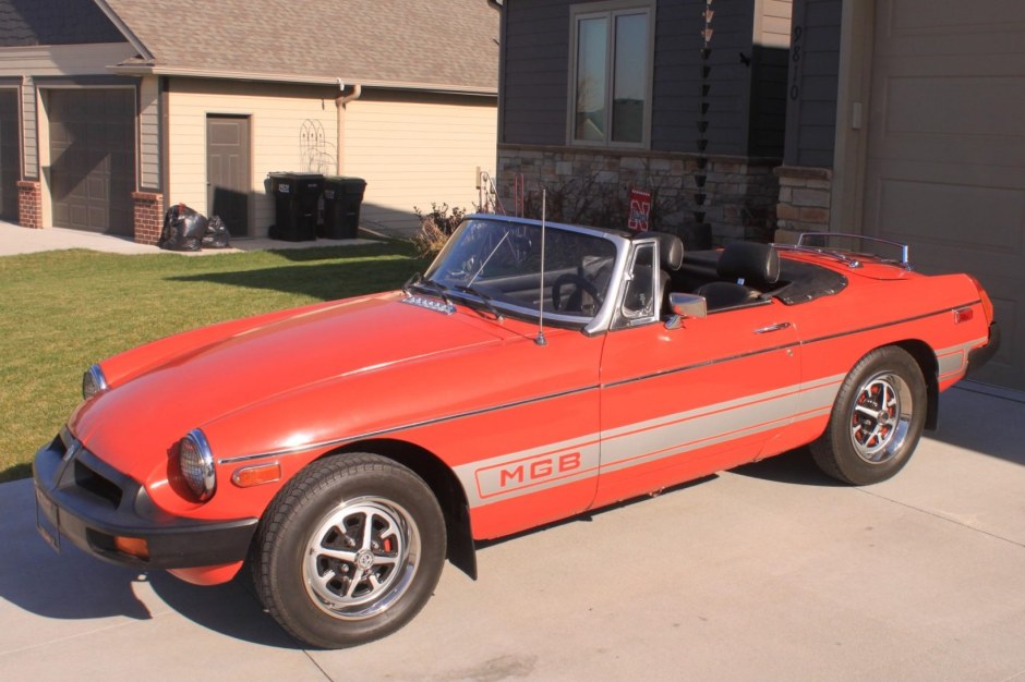 1977 MG MGB sold at auction for $4,400