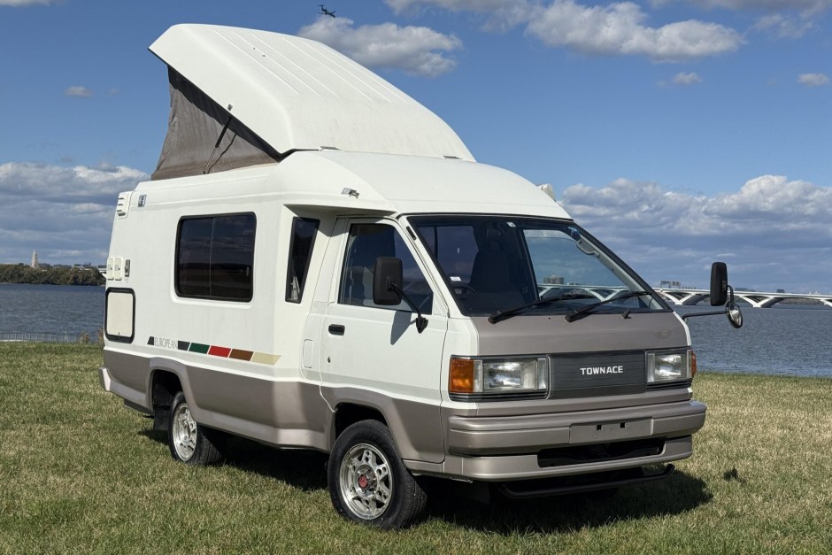 1993 Toyota TownAce sold at auction for $13,500