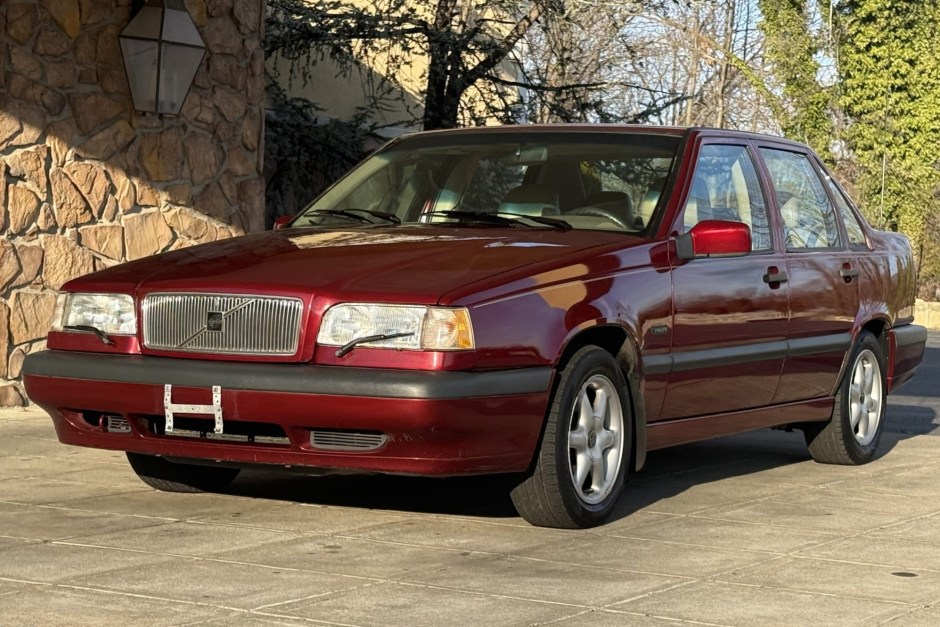 1996 Volvo 850 sold at auction for $8,250