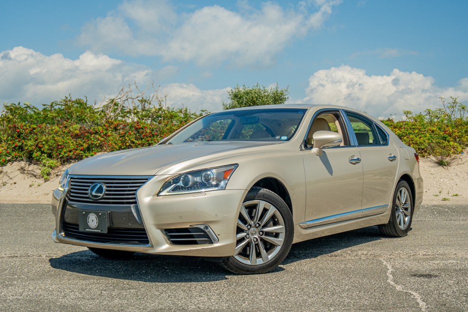 2015 Lexus LS sold at auction for $33,500