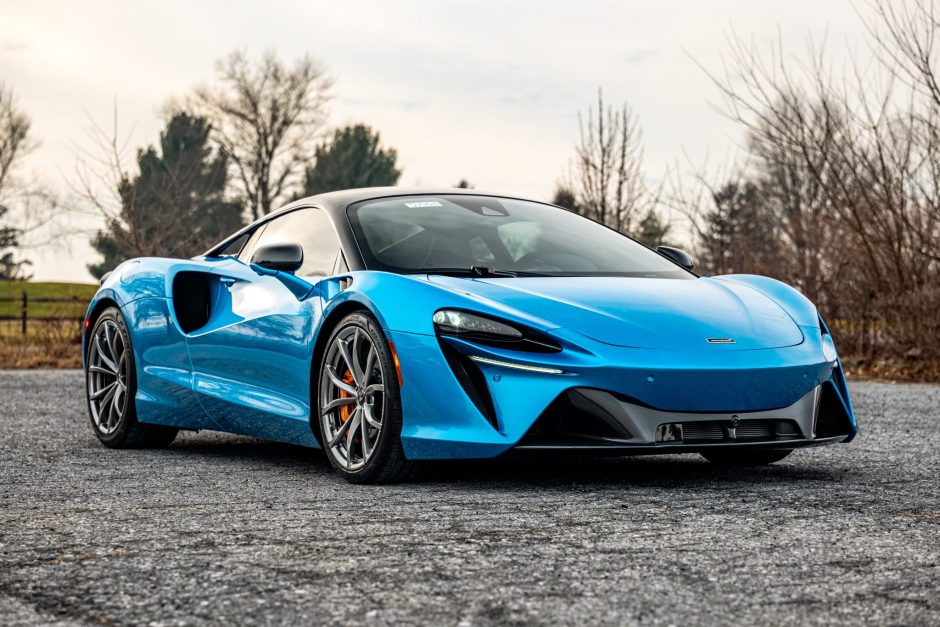2023 McLaren Artura sold at auction for $185,823