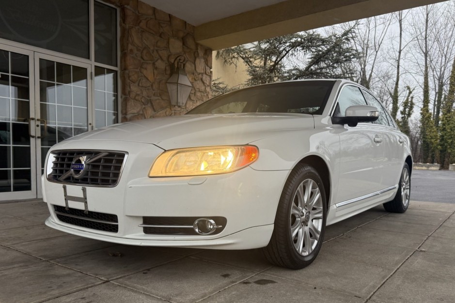 2010 Volvo S80 sold at auction for $6,800