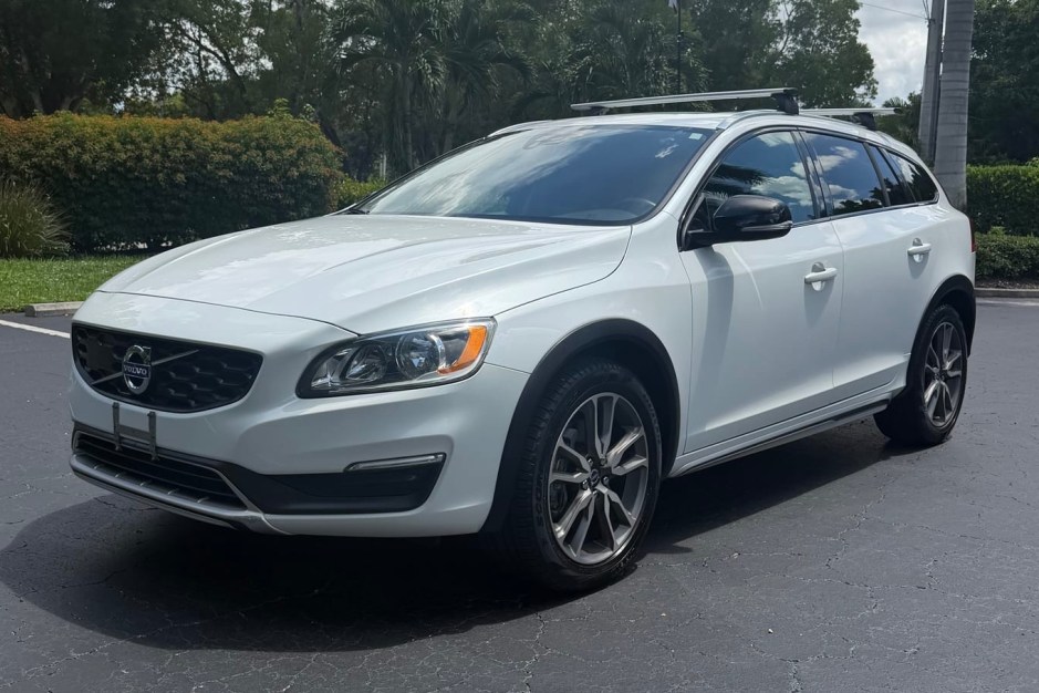 2016 Volvo V60 sold at auction for $9,200