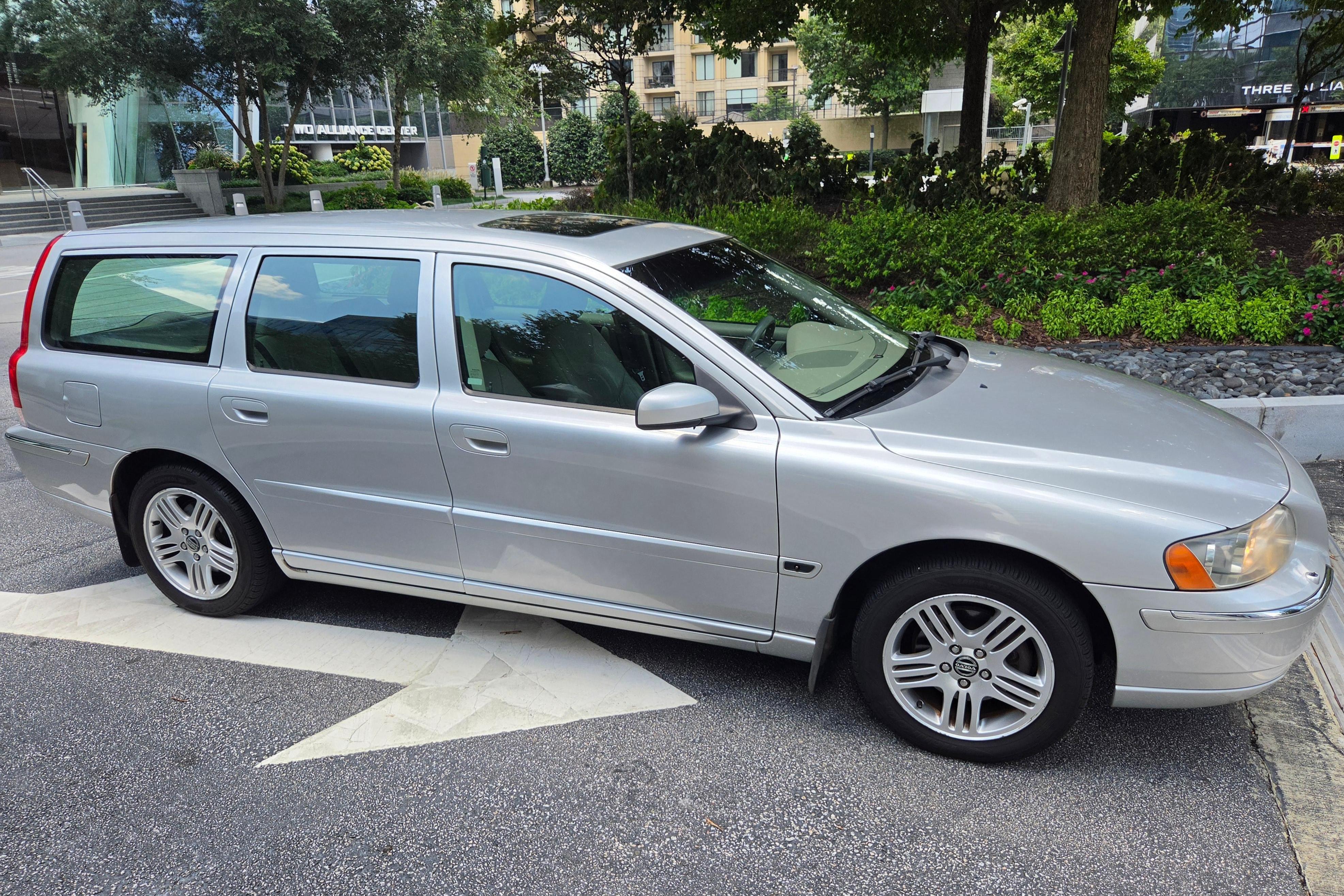 2006 Volvo V70 sold at auction for $5,600