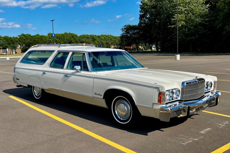 1977 Chrysler Town & Country sold at auction for $20,000