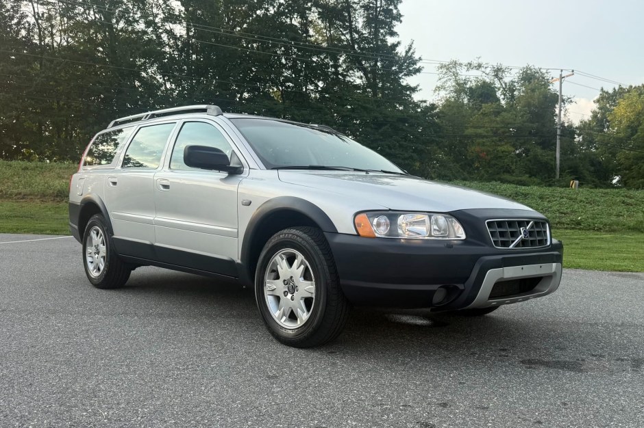 2006 Volvo XC70 sold at auction for $10,000