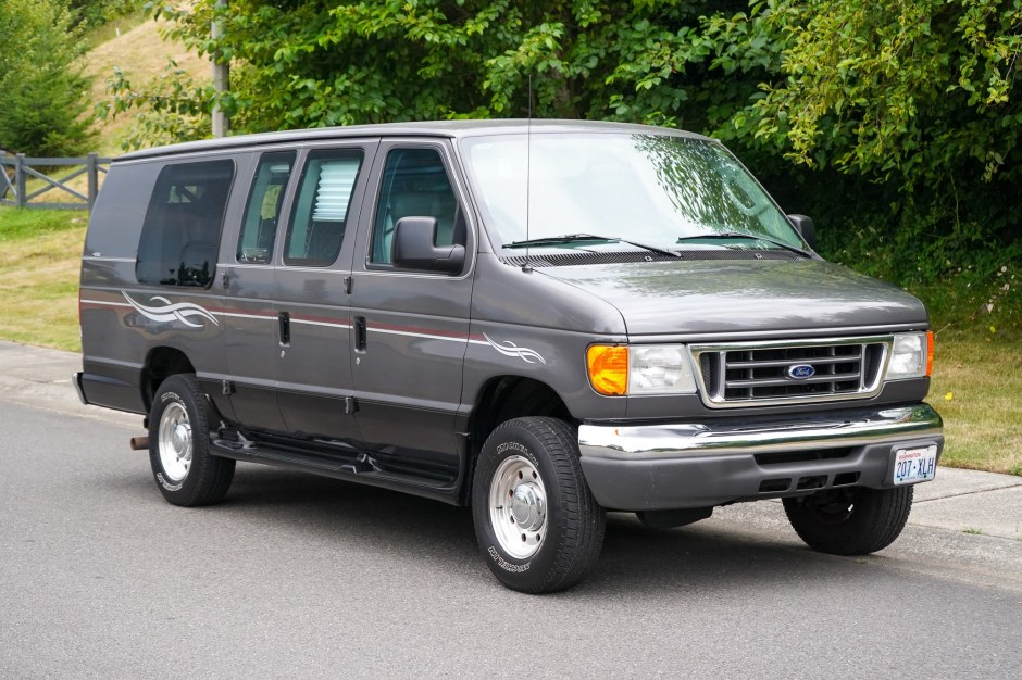 2006 Ford Econoline sold at auction for $17,250