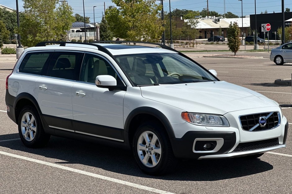 2013 Volvo XC70 sold at auction for $14,600