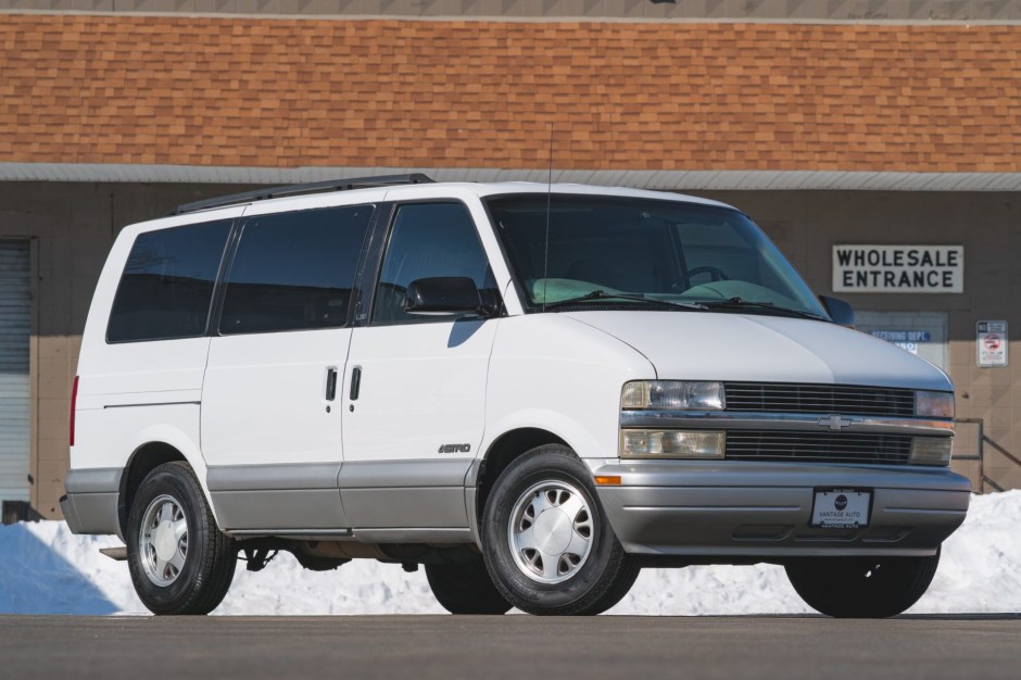 2000 Chevrolet Astro sold at auction for $8,800