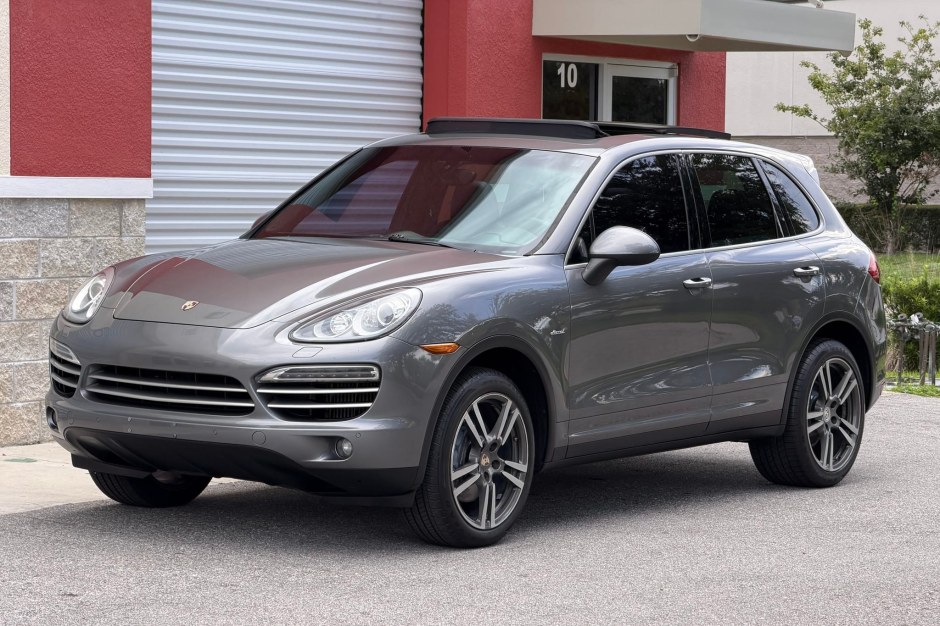 2014 Porsche Cayenne sold at auction for $15,000