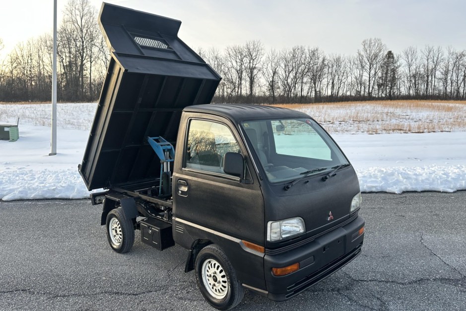1997 Mitsubishi Minicab sold at auction for $9,300