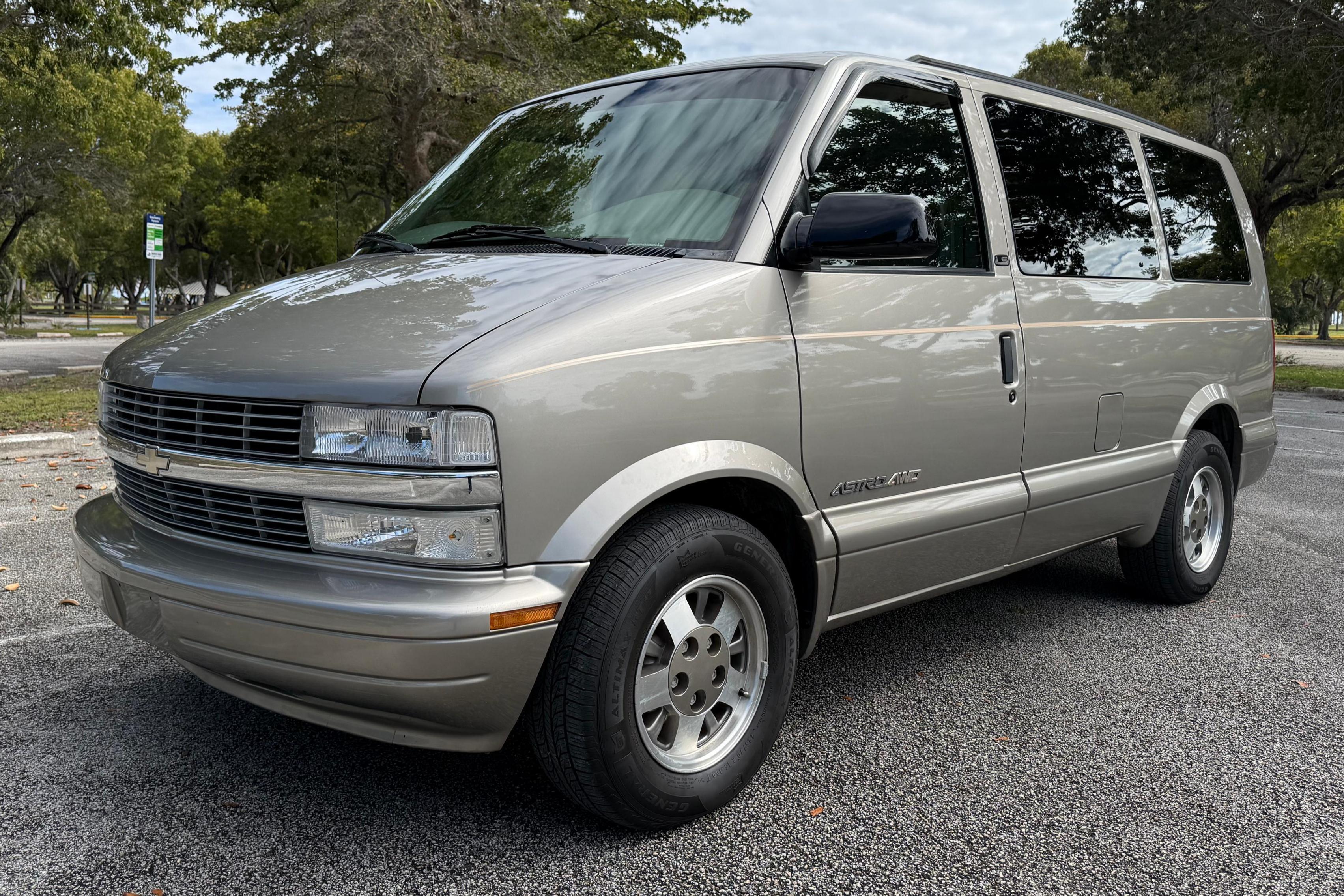 2002 Chevrolet Astro sold at auction for $8,300