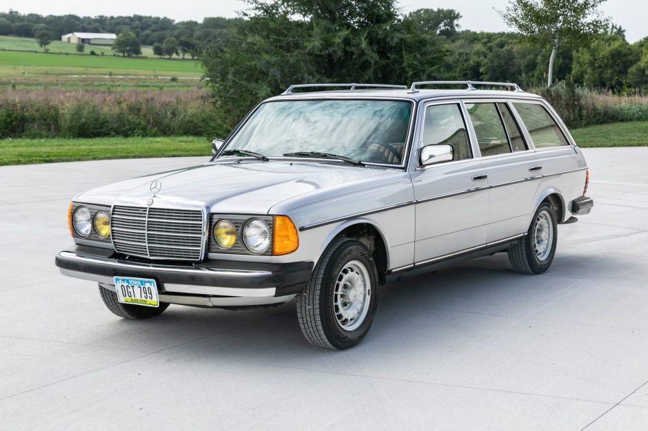 1981 Mercedes-Benz W123 sold at auction for $33,000