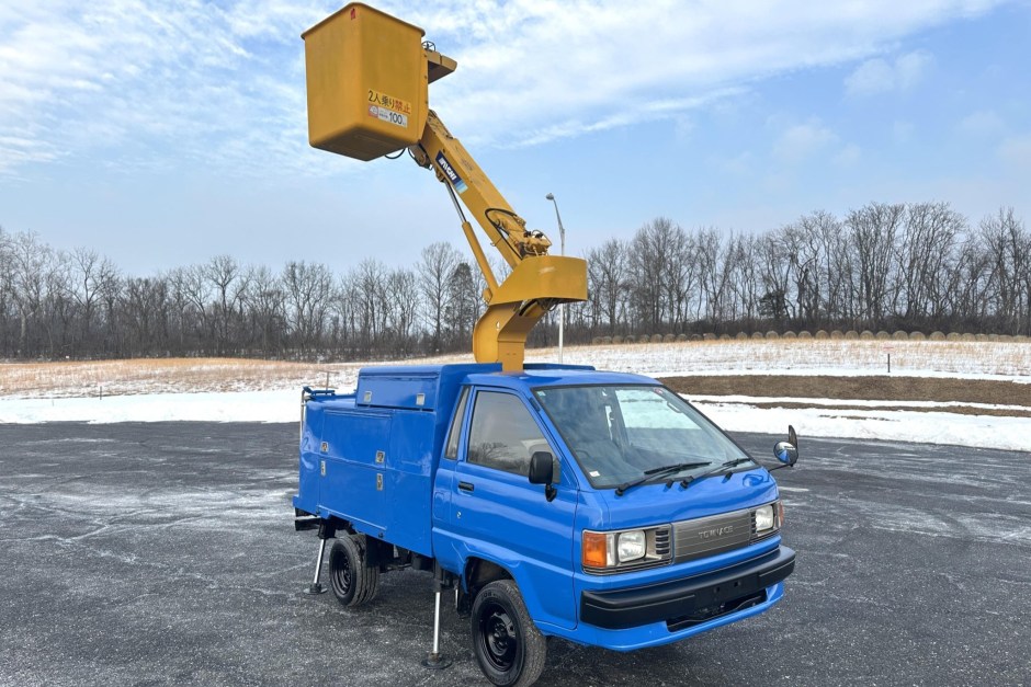1991 Toyota TownAce sold at auction for $21,500