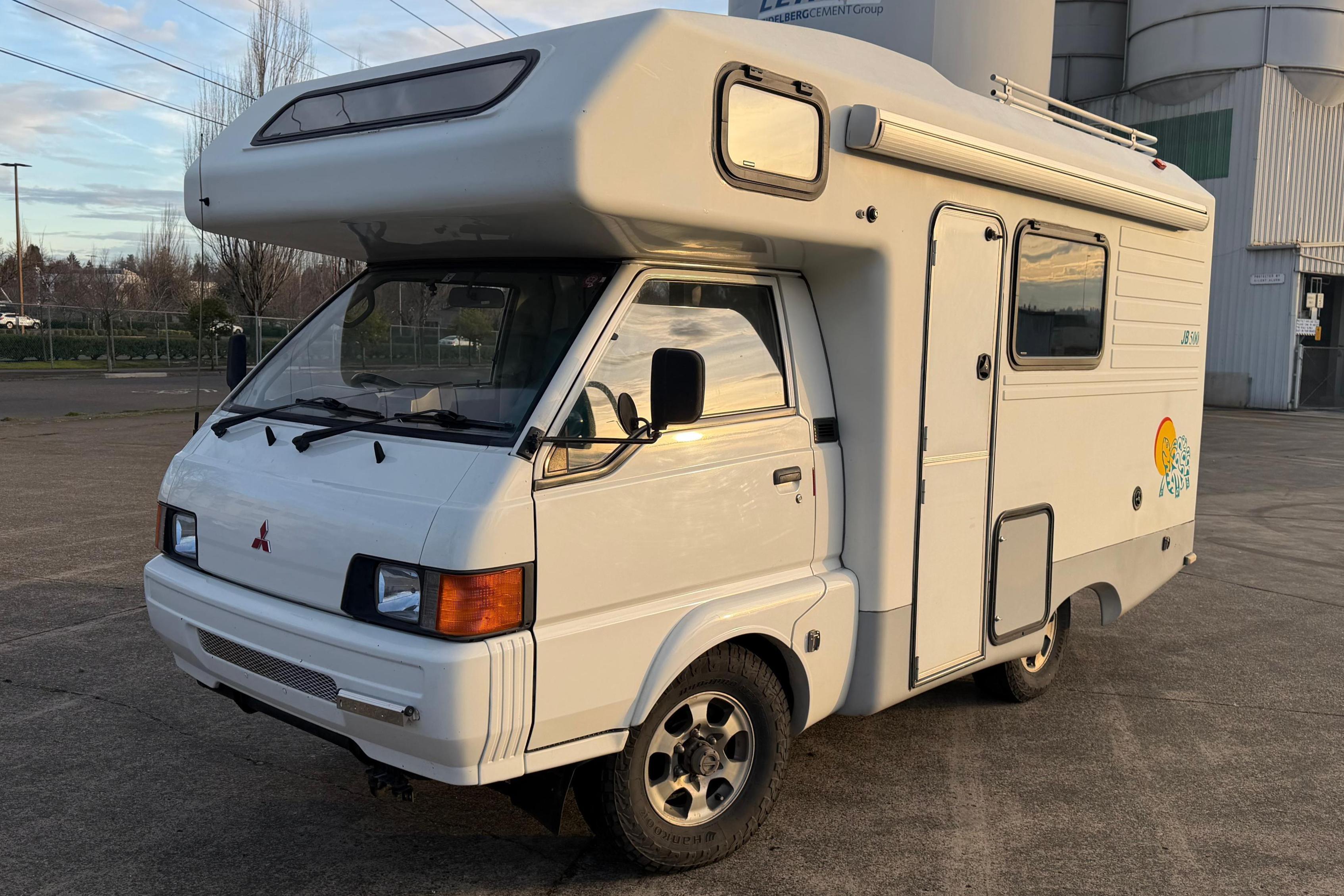 1995 Mitsubishi Delica sold at auction for $19,517