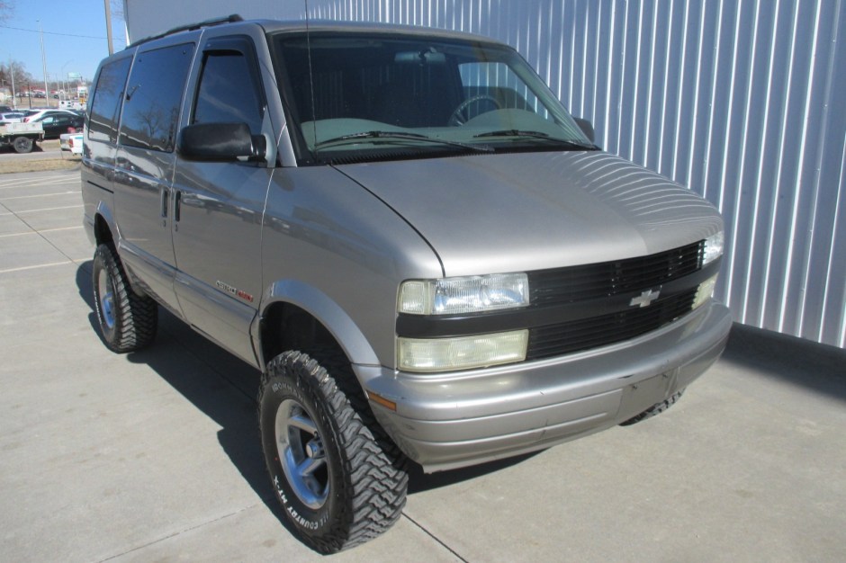2002 Chevrolet Astro sold at auction for $7,500