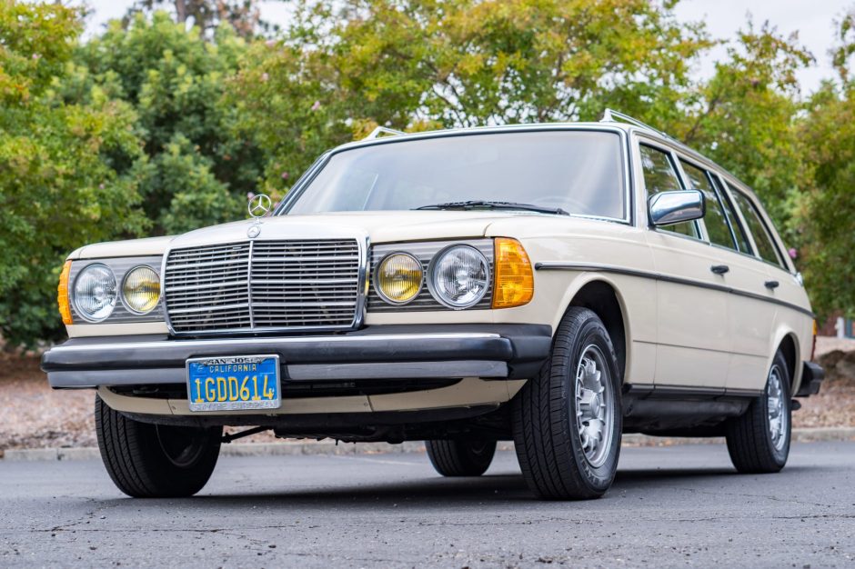 1982 Mercedes-Benz W123 sold at auction for $35,000