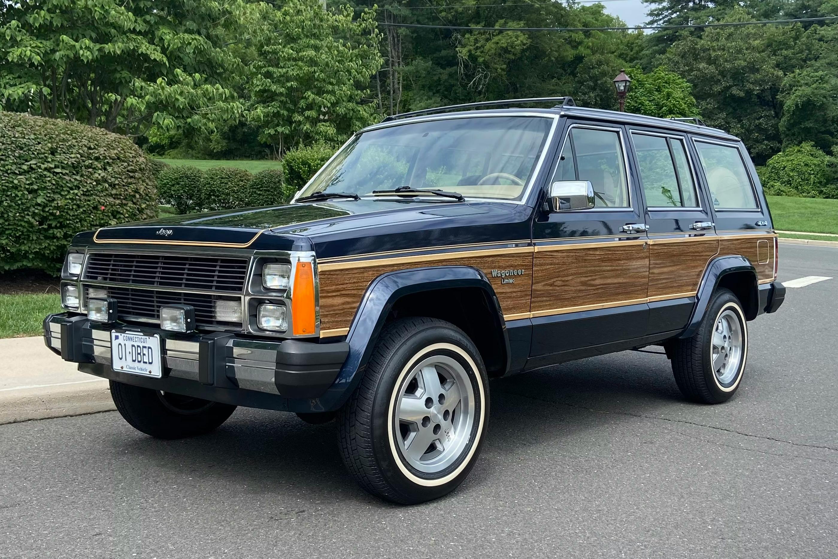 1990 Jeep Wagoneer/Grand Wagoneer (1963–1991) sold at auction for $26,402
