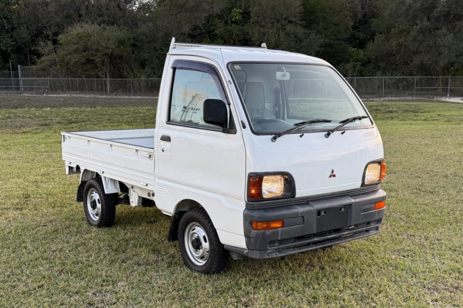 1997 Mitsubishi Minicab sold at auction for $6,975