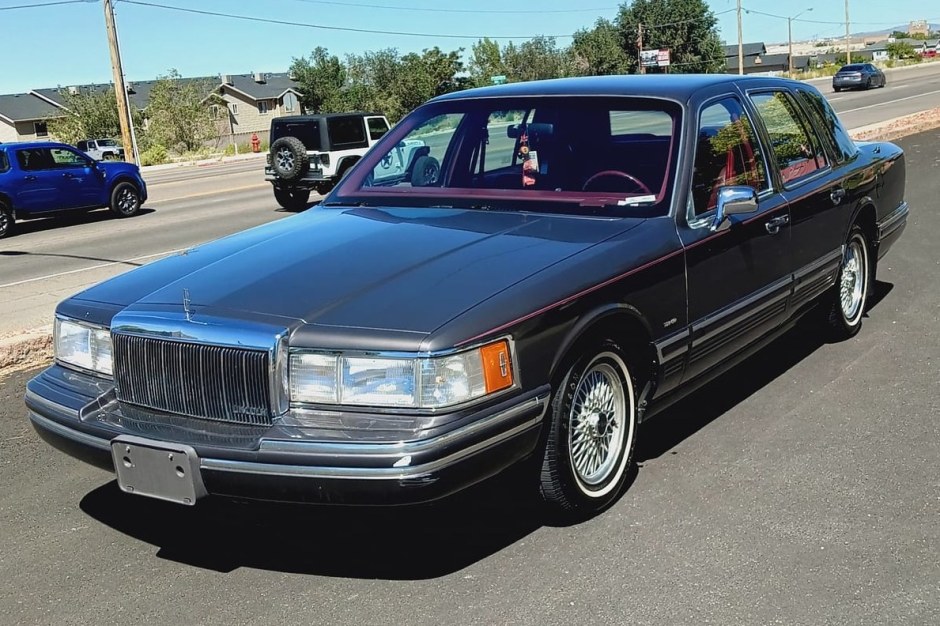 1991 Lincoln Town Car sold at auction for $5,000