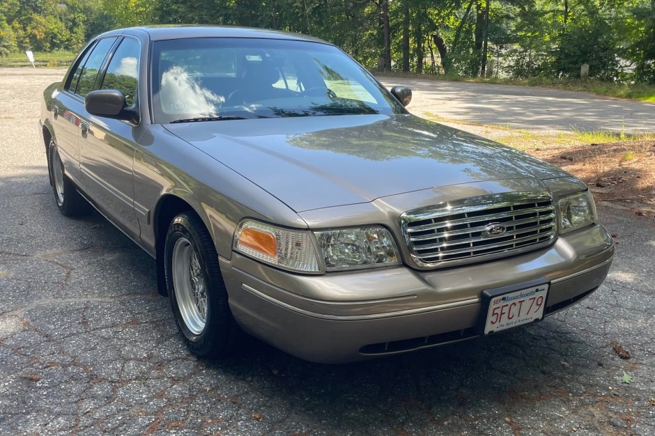 2001 Ford Crown Victoria sold at auction for $9,100