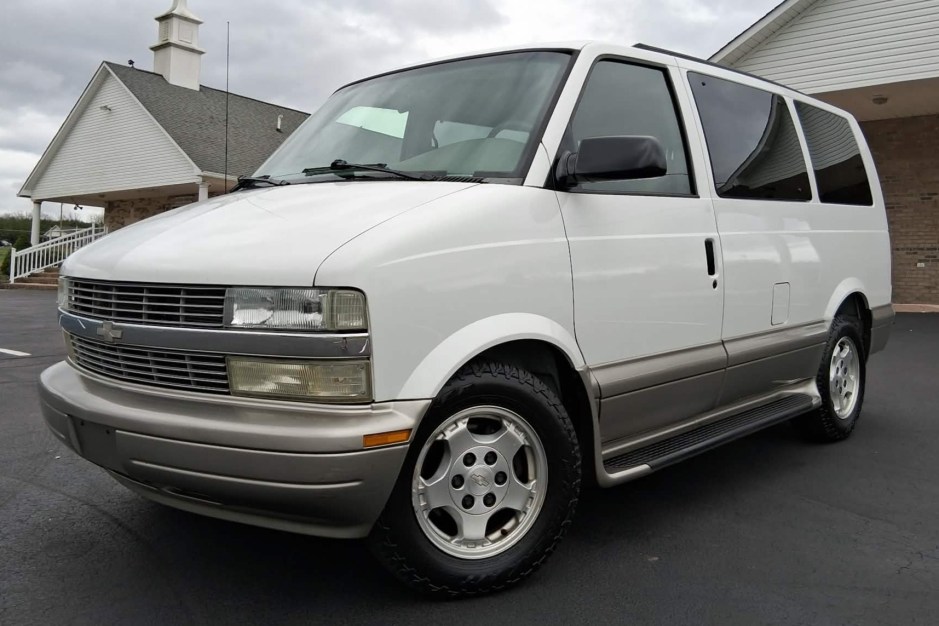 2004 Chevrolet Astro sold at auction for $8,300