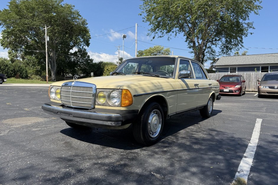 1981 Mercedes-Benz W123 sold at auction for $5,600