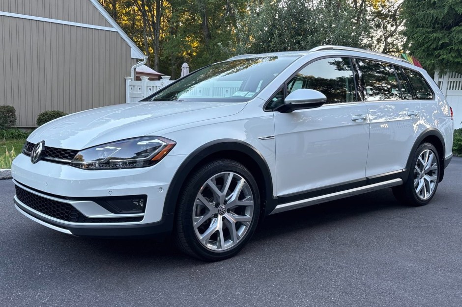 2019 Volkswagen Golf sold at auction for $29,500