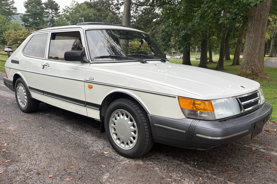 1989 Saab 900 sold at auction for $13,250