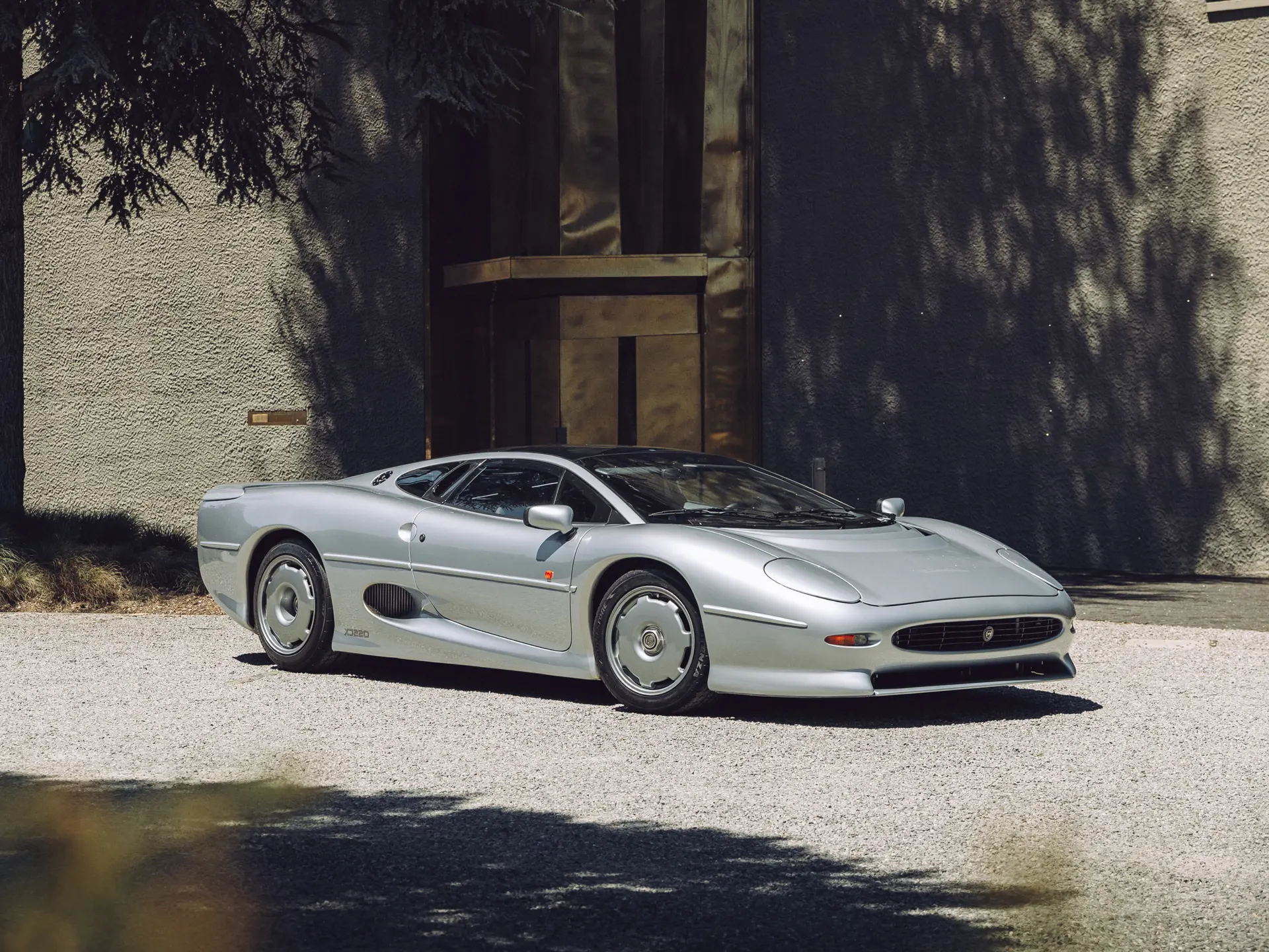 1993 Jaguar XJ220 sold at auction for $582,500
