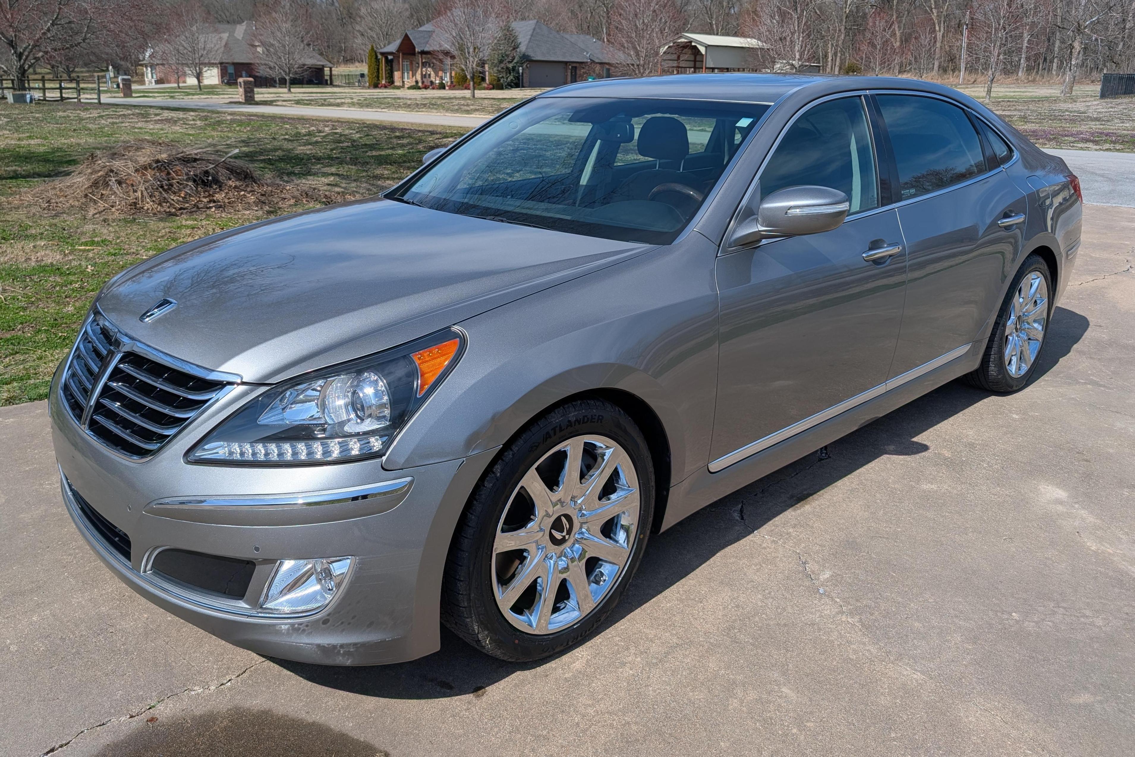 2012 Hyundai Equus sold at auction for $13,800