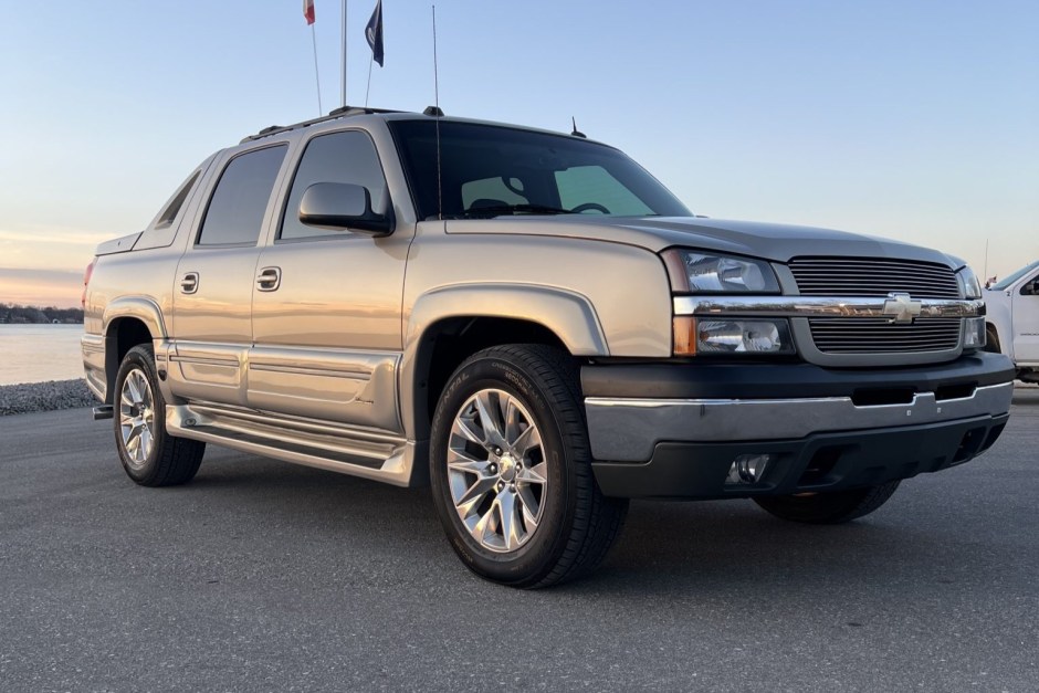 2005 Chevrolet Avalanche sold at auction for $13,250