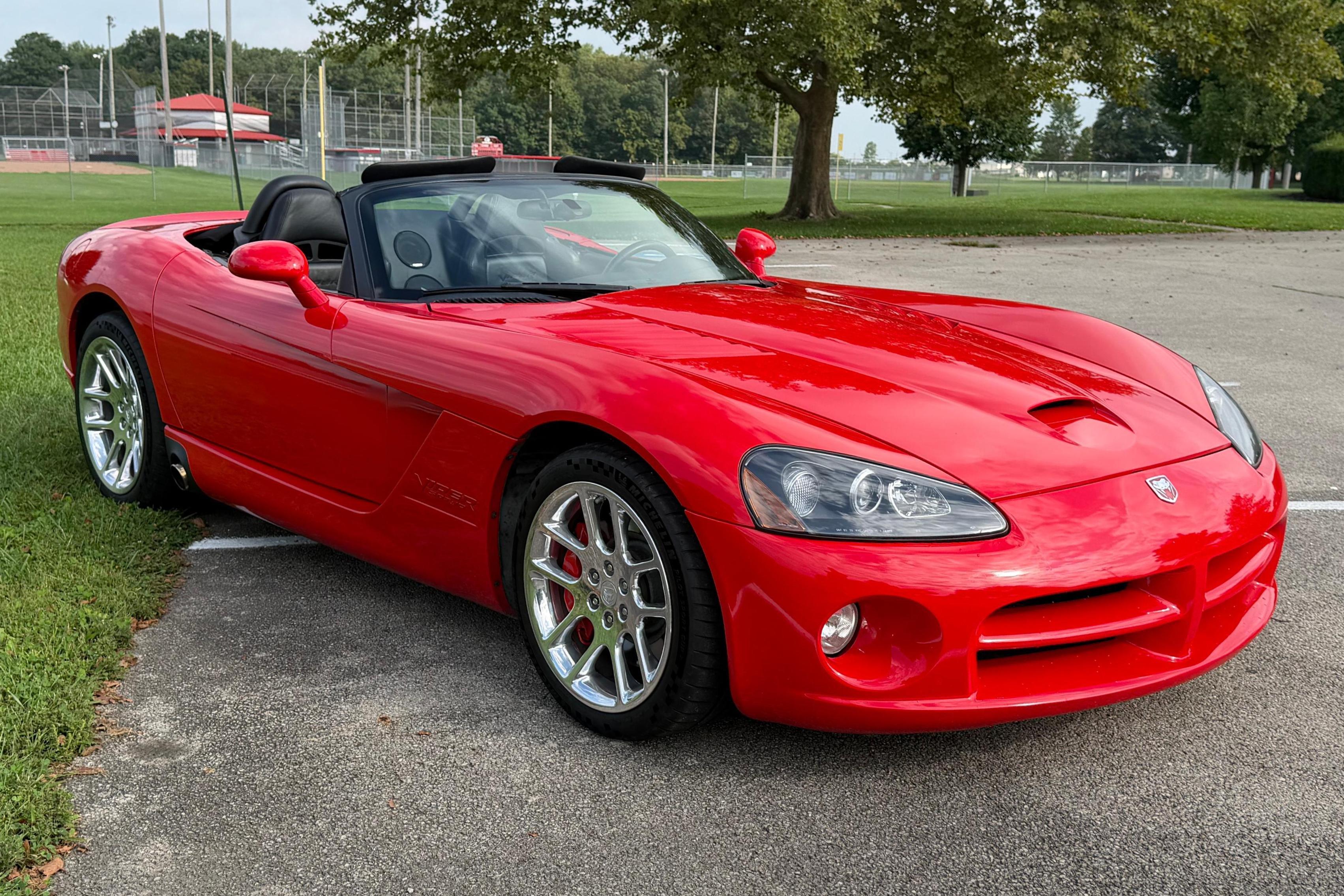 2005 Dodge Viper sold at auction for $34,000