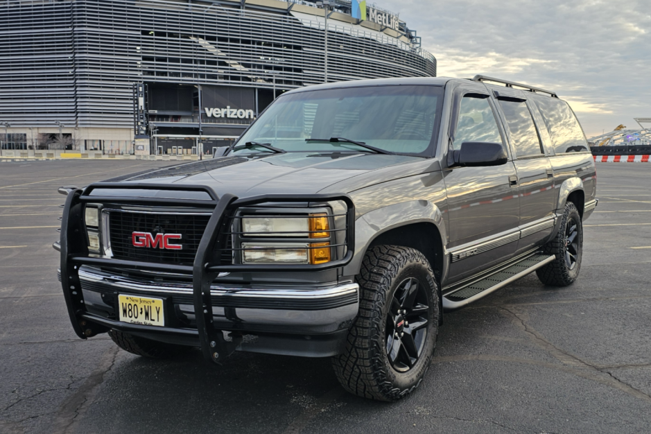 1999 GMC Suburban sold at auction for $14,250
