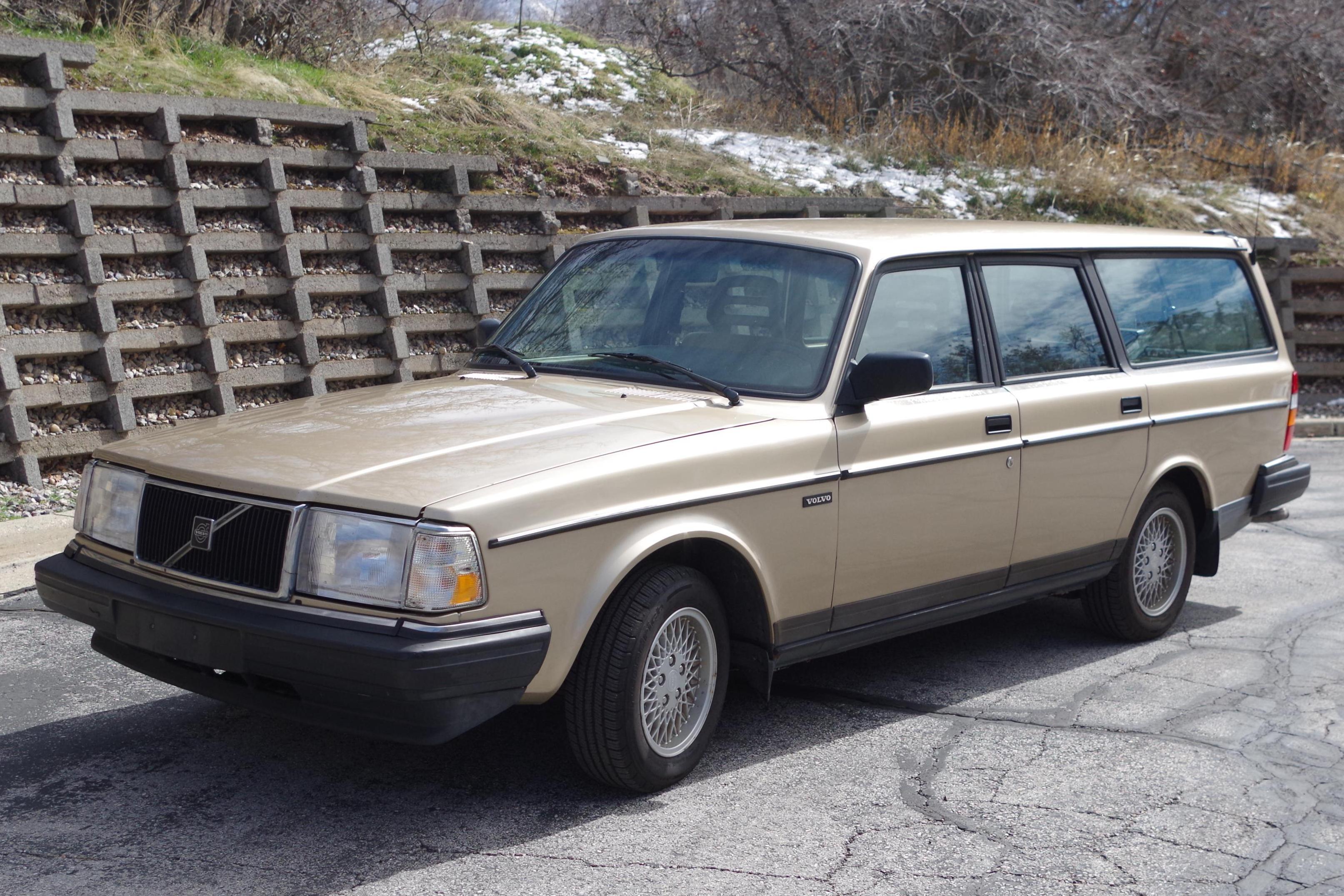 1993 Volvo 240 Series sold at auction for $5,500