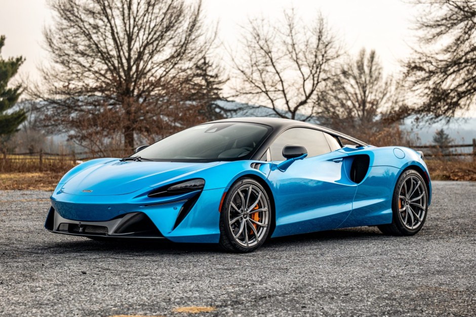 2023 McLaren Artura sold at auction for $169,005